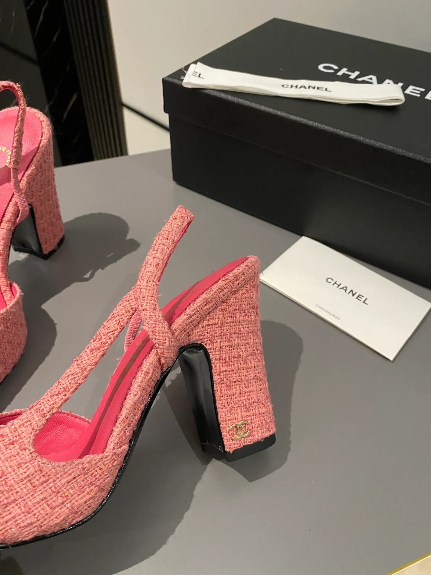 👟👟Ex-factory price 520👟👟 Purchase grade, high-heeled version, Chanel classic slingback sandals. We have been making this model for the past few years. This year, we will re-purchase the version and make a detailed copy again. I found that the upper lines and body comfort of the new version have been slightly adjusted! The brand won't say anything because the overall appearance difference is not big and it doesn't affect wearing. All colors now produced are produced according to the latest styles! What you buy is the latest classic model from the counter, made of imported mixed sheepskin surface material, imported mixed sheepskin, and Italian imported cowhide leather soles! High heels 9.5cm Size: 35-39 Other sizes can be customized (customized sizes 34, 40, 41, 42, 43 are non-refundable and non-exchangeable)